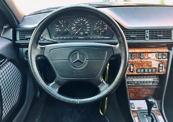Mercedes-Benz Klasa E cena 285000 przebieg: 95770, rok produkcji 1992 z Ostrołęka małe 301